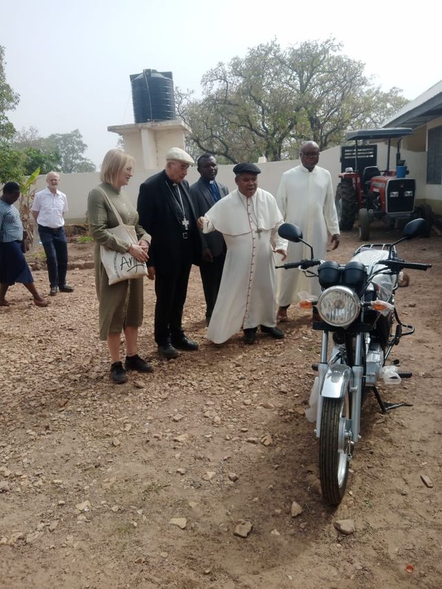 Die Bischöfe segnen die neuen Motorräder
