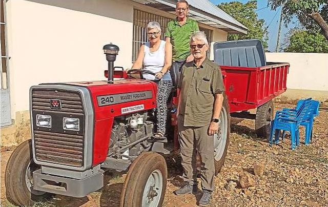 Maria , Ludger und Franz-Josef beim neuen Traktor.