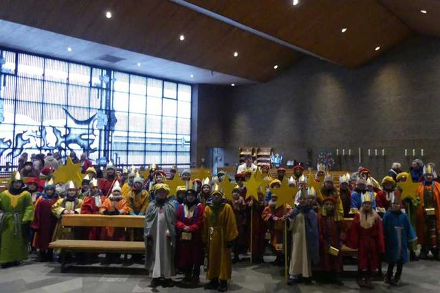 Foto der Sternsinger in der Kirche